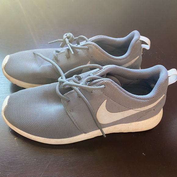 Women’s Nike shoes - Picture 1 of 3